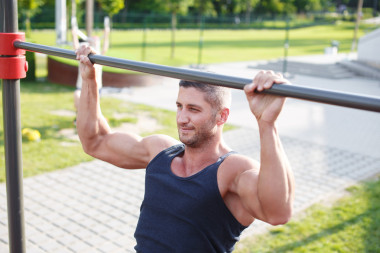 户外运动的人拉图片