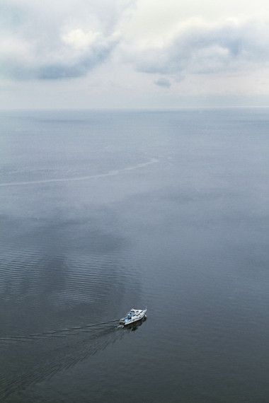 白色的小船的帆，從高地視圖圖片