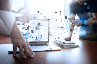 設(shè)計師的手工作和智能手機(jī)和筆記本電腦在木桌上