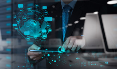 商人使用平板電腦顯示互聯(lián)網(wǎng)和社會網(wǎng)絡