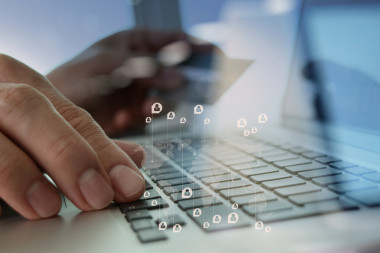 特寫手使用筆記本電腦和持有信用卡與社