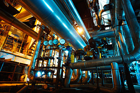 工业区，钢管道的蓝色色调照片