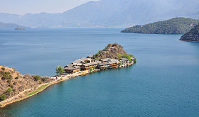 泸沽湖与群山的景