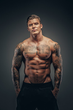 Tattoes 光着膀子的男人