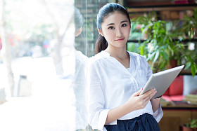 女人在咖啡厅网上冲浪图片