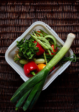 深色的藤桌上放着蔬菜