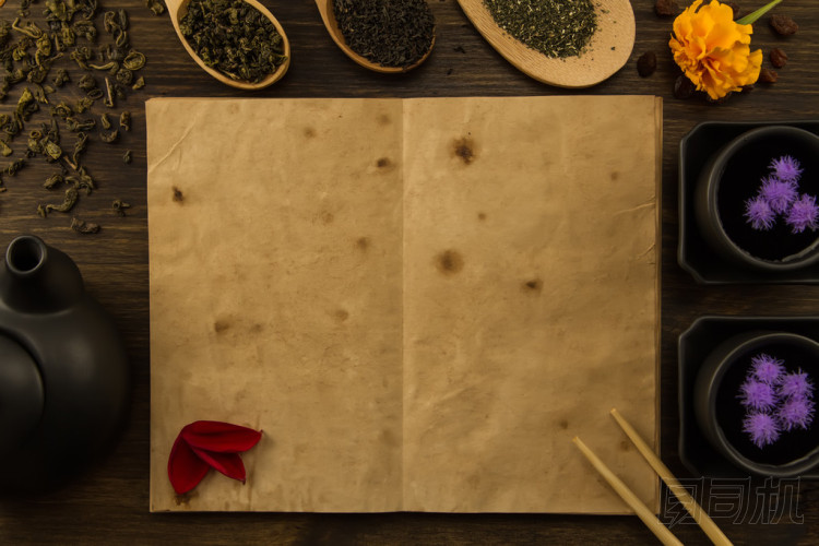 黑色的用勺子盛著烏龍茶木制背景上的空白翻開的舊書上放著干蘋果菜單食譜模型