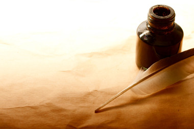 羽毛和油墨瓶圖片