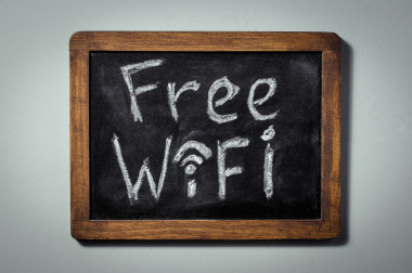 免费 wifi 的标志。木框架。水平