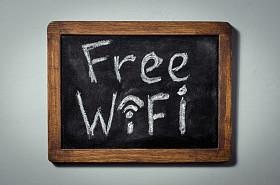 免费 wifi 的标志。木框架。水平