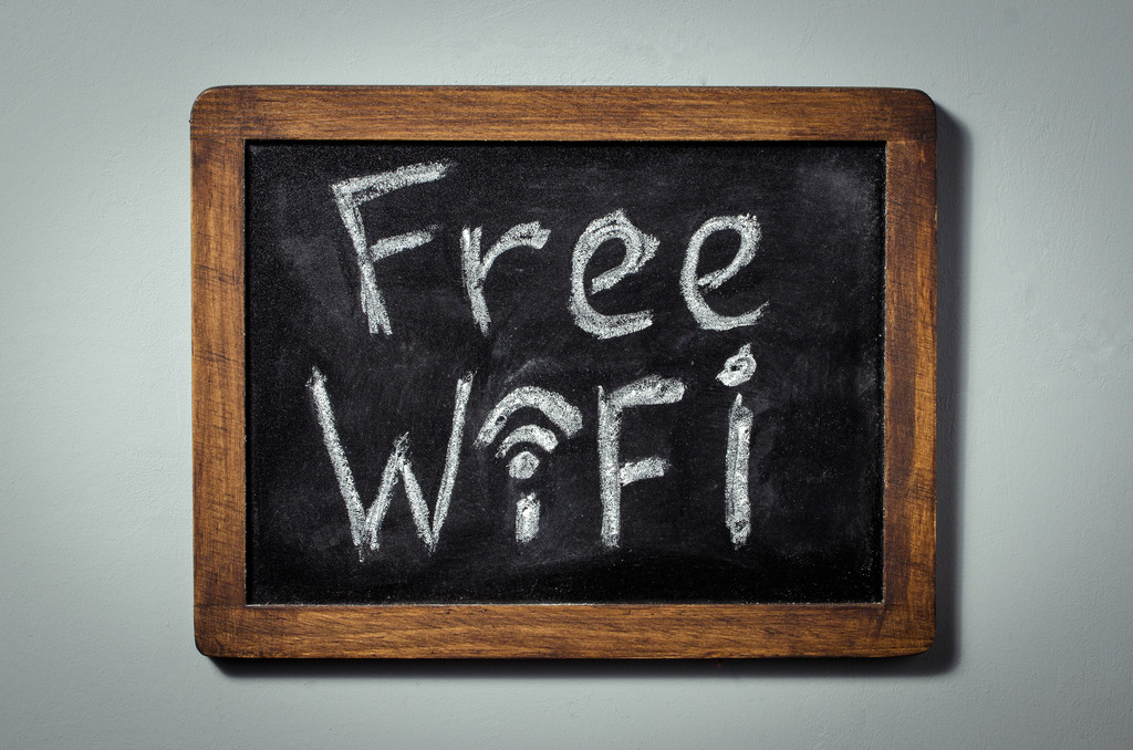 免费 wifi 的标志。木框架。水平