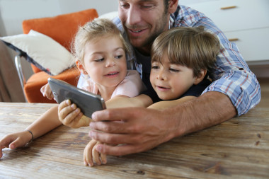 爸爸和孩子們玩耍