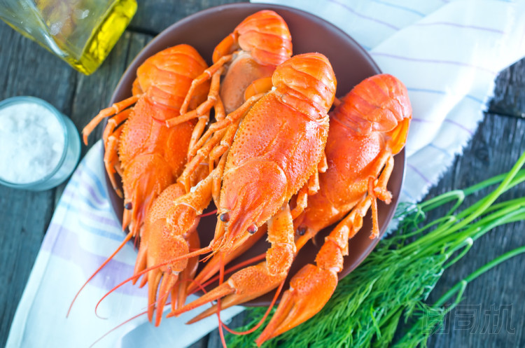 水煮小龍蝦在板上