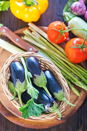 生木桌上的蔬菜