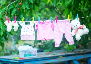 嬰兒的衣服，清晰的嬰兒安靜圖片