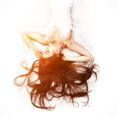 美丽的女人躺在床上图片