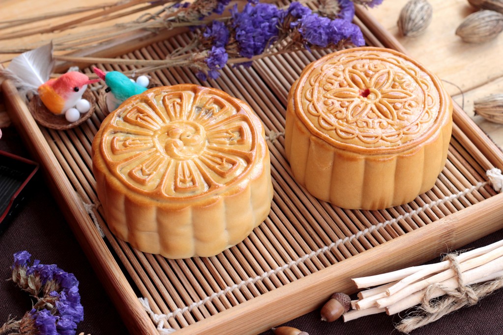 中秋月饼和茶-中国甜点好吃