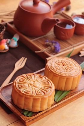 中秋月饼和茶-中国甜点好吃
