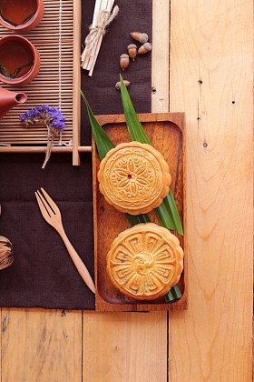 中秋月饼和茶-中国甜点好吃