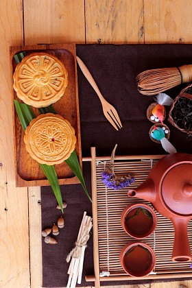 中秋月饼和茶-中国甜点好吃