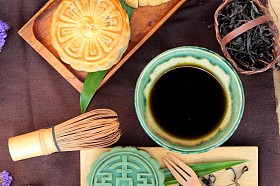 中秋月饼和茶-中国甜点好吃