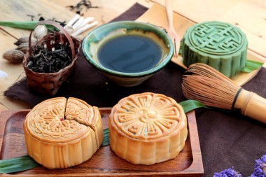 中秋月餅和茶-中國甜點(diǎn)好吃