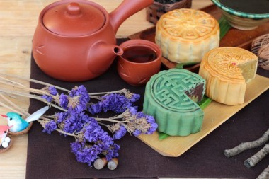中秋月餅和茶-中國(guó)甜點(diǎn)好吃