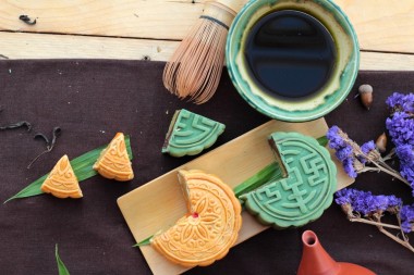 中秋月餅和茶-中國甜點(diǎn)好吃