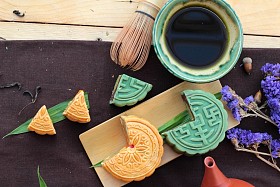 中秋月饼和茶-中国甜点好吃