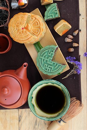 中秋月饼和茶-中国甜点好吃