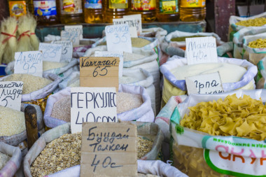 裝滿的各種香料袋與美麗生動?xùn)|方市場