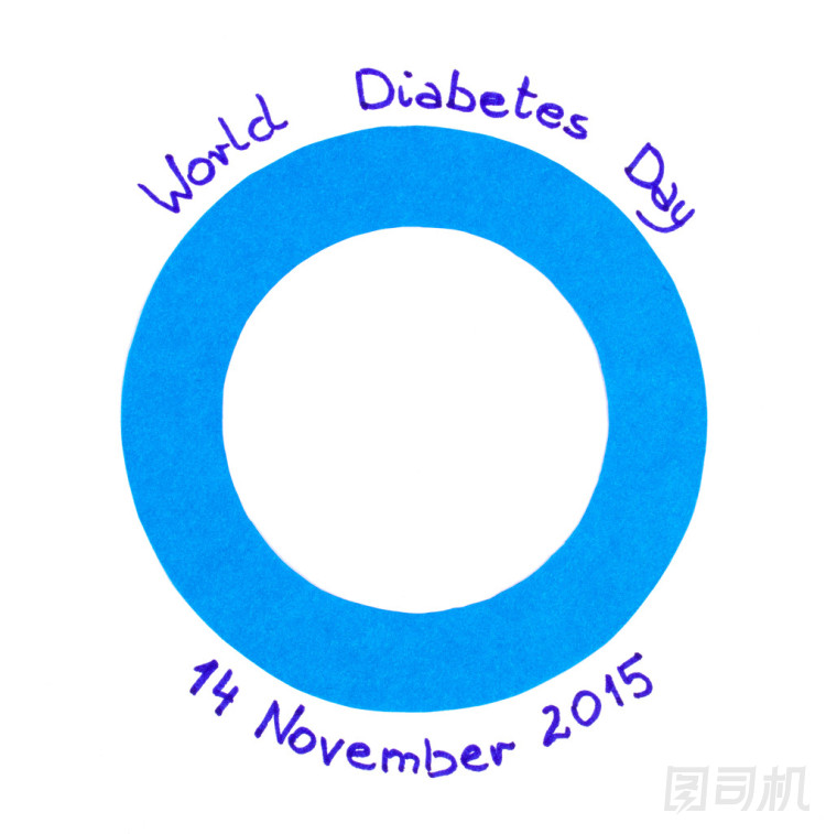 藍色圓紙片在白色的背景下，象征著世界糖尿病日