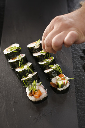 寿司大师准备 futomaki