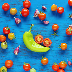 蓝色背景上的成熟樱桃番茄