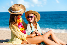 年轻的母亲和女儿在暑假