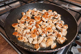 正在煮熟的肉图片