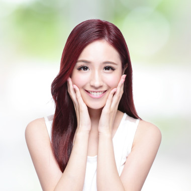 女人，在迷人的笑容擺姿勢