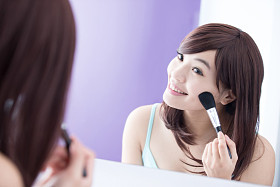 使用化妆品刷的女人