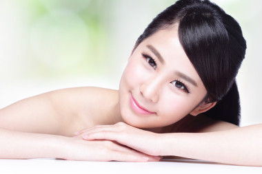 女人微笑著躺在手上