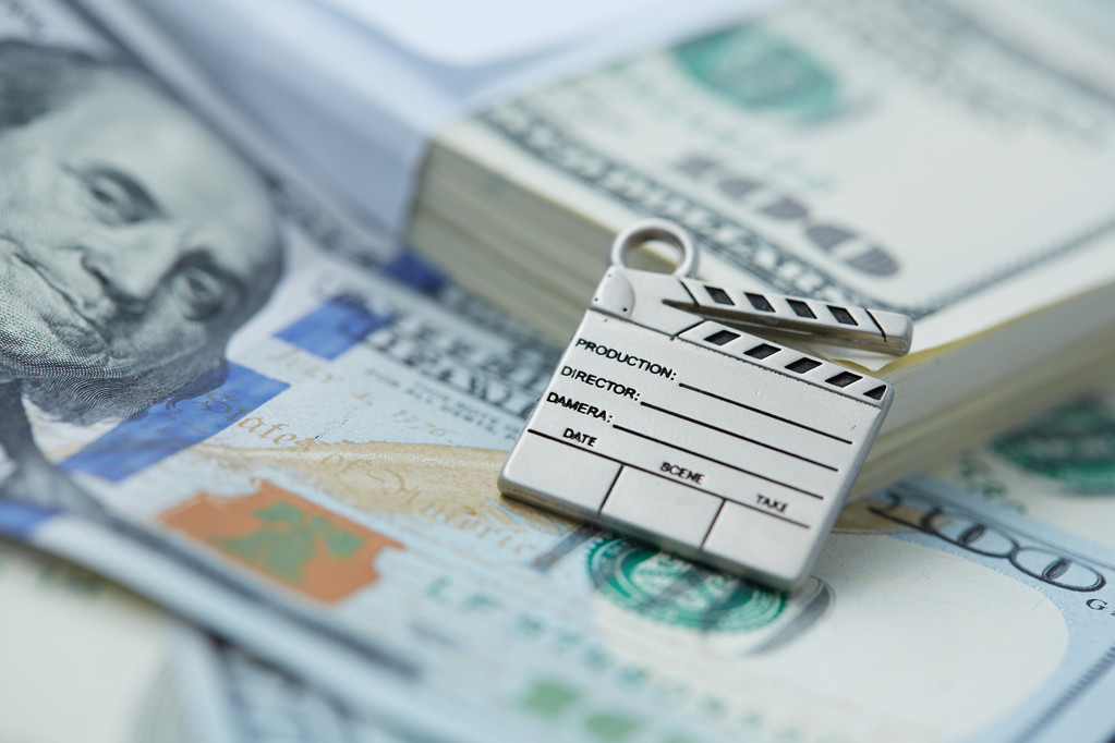 clapperboard，看电影是很多的钱