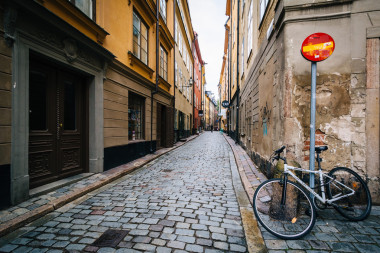 狹窄的鵝卵石街道，在斯德哥爾摩，瑞典 Galma 斯坦