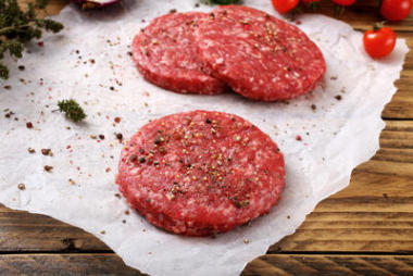 瘦的碎牛肉準(zhǔn)備肉球照片