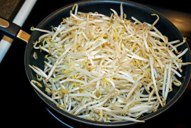 在準(zhǔn)備做飯的鍋新鮮有機(jī)豆芽