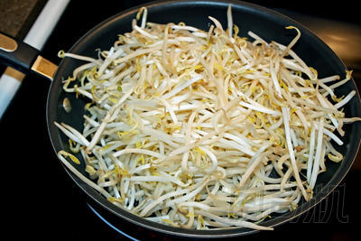 在準(zhǔn)備做飯的鍋新鮮有機(jī)豆芽