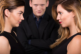 两个诱人的女人和男人图片