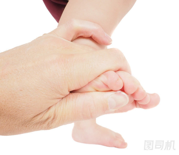 男性的手堅(jiān)定地周圍的空氣中蹣跚學(xué)步的