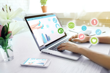 女人在工作場(chǎng)所使用筆記本電腦