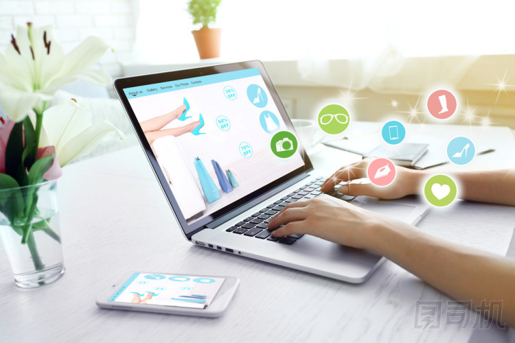 女人在工作場(chǎng)所使用筆記本電腦