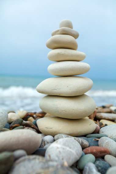 金字塔的海邊沙灘上的石頭圖片