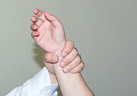 外展肌，势男人手上的女性